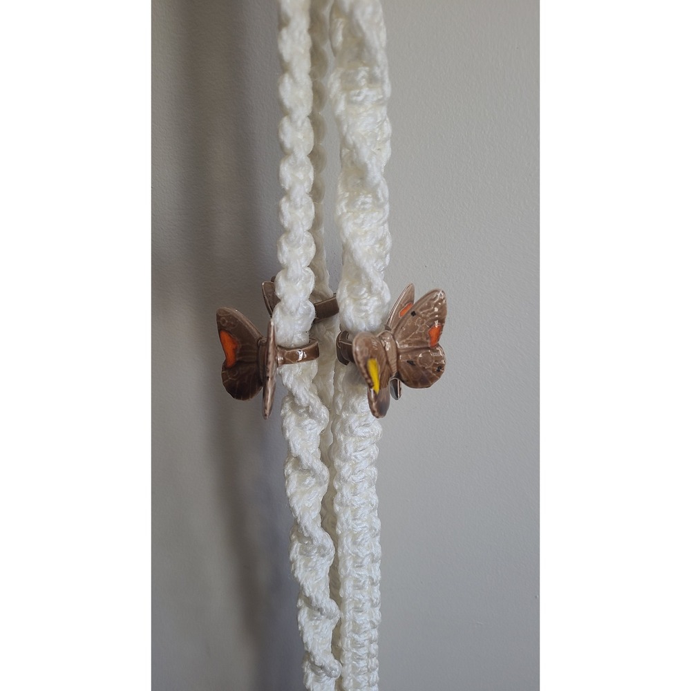 Vintage Macrame Plant Hanger Cream Boho Wood Beads Ceramic Butterfly 70s Retro - Picture 3 of 3
